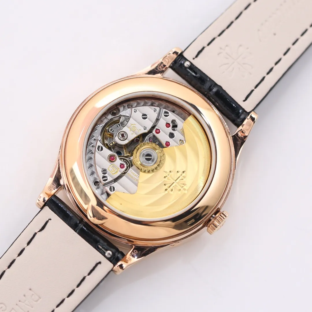 【Top Replica】💰4300! TW launches the highest version on the market - Patek Philippe - Complication Chronograph 5205G watch! 1⃣️After two years of continuous modification and debugging of the movement, we have always pursued original craftsmanship! 2⃣️Diameter 38.5MM! 3⃣️The functions are the same as the original ones, moon phase/week/month/calendar! 4⃣️It literally means high-difficulty two-color penetration, not an ordinary factory process! 5⃣️Sapphire glass mirror, the surface is coated with an extra layer of transparency! 6⃣️(Technical breakthrough) The Seagull movement is improved into an integrated Cal.324S movement! Both large and small plywood can achieve perfect chamfering effect and be rhodium plated. 7⃣️The plywood is decorated with gemstone bearings imported from Switzerland, and the color is pure, bright and natural. TW’s ingenious masterpiece welcomes your tasting! Factory quality! Welcome to reprint!